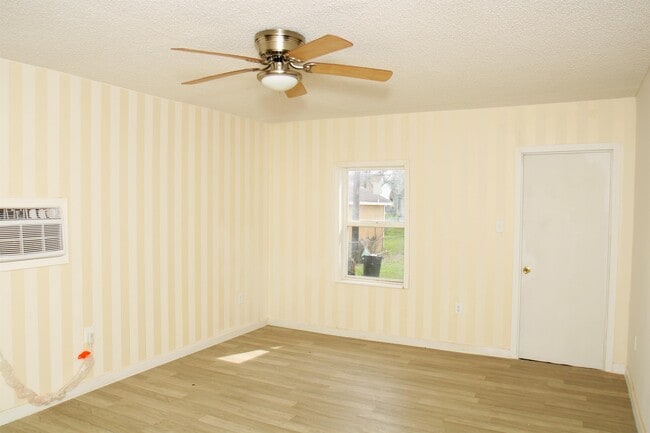 Building Photo - 527 W 6th St