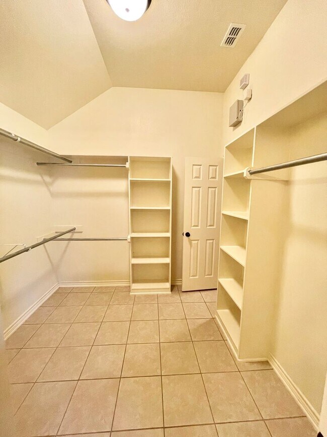 Building Photo - Beautiful 3-bed/2-bath with garage!