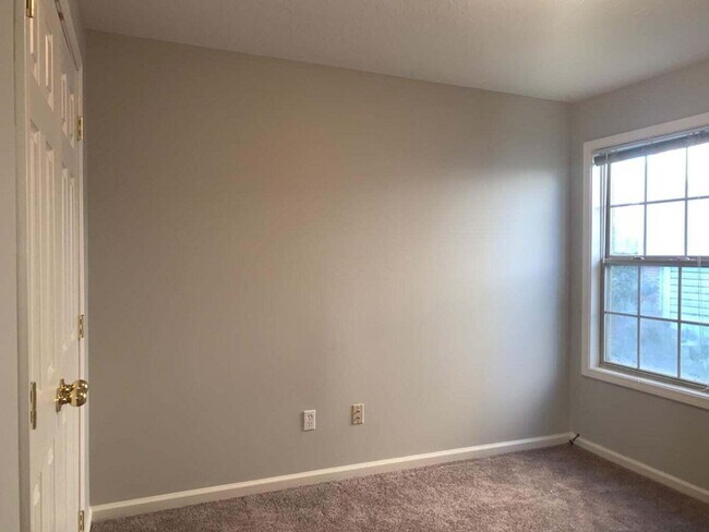 Building Photo - 772 Rosslyns Dale