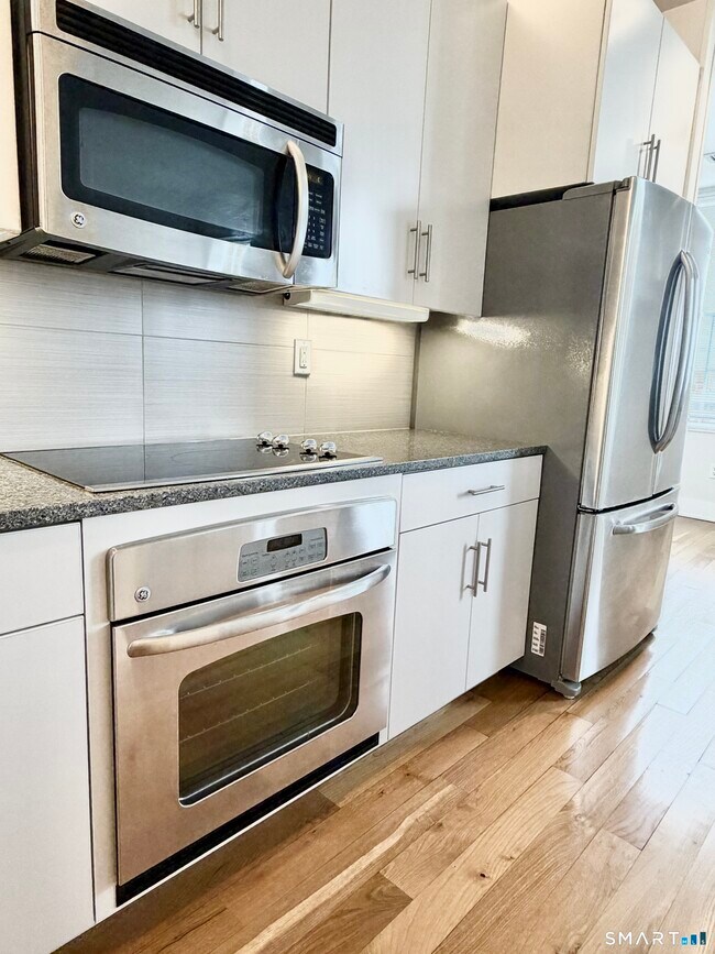 Building Photo - 60 Willow St