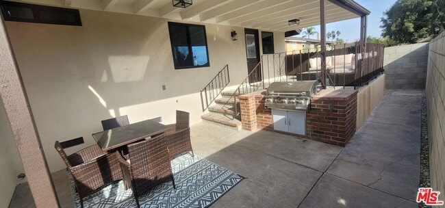 Building Photo - 20454 Strathern St