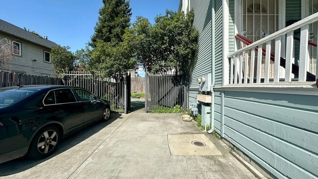 Building Photo - Spacious Upper Unit of a Duplex in Downtown Oakland w/ Shared Yard