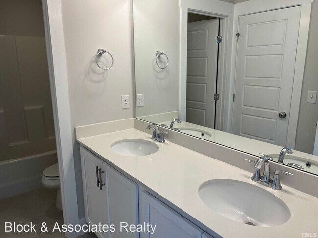 Building Photo - 3 br, 2.5 bath House - 682 Vine Parkway