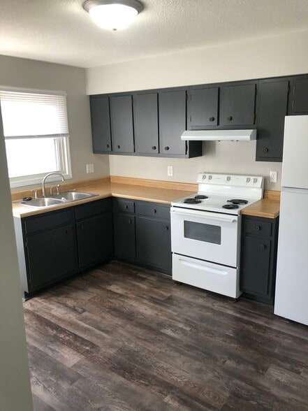 Kitchen - 1015 Ebersole Blvd