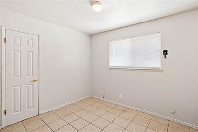 Building Photo - 4908 Royal Dr