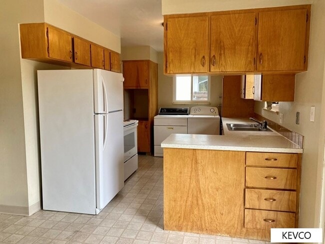 Building Photo - Ranch-Style Home in Campus West