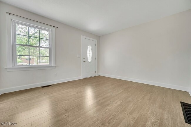 Building Photo - 1215 Sunford Ave SE