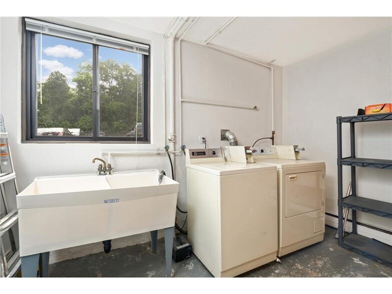 Onsite Laundry - 15 Malcolm Ave SE