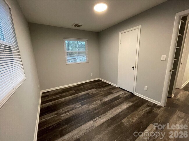 Building Photo - 2815 Ravencroft Dr