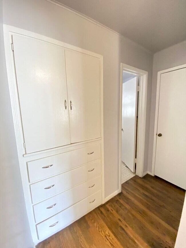 Building Photo - Cute 2 Bed 1 Bath in The Village