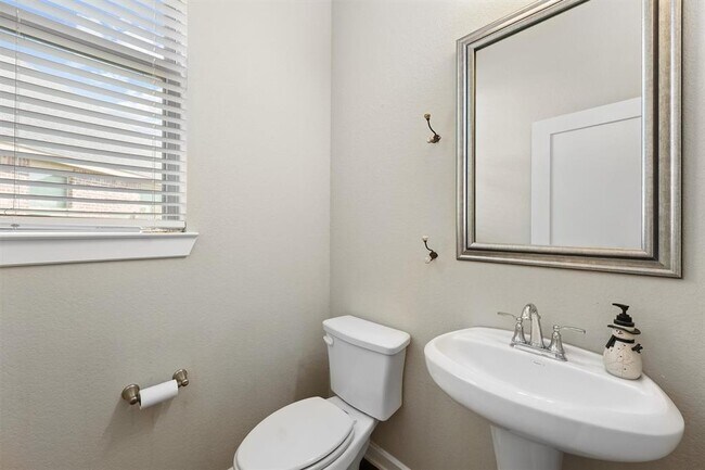 Building Photo - 17040 Shy Leaf Ct