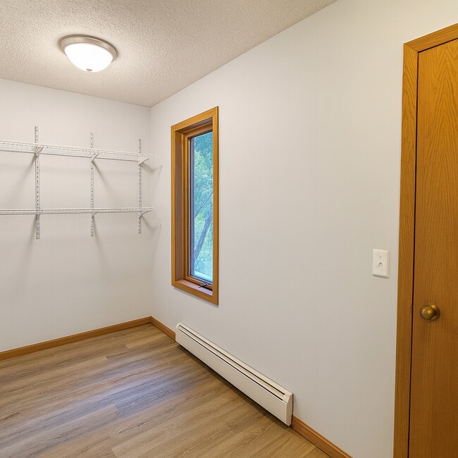 Building Photo - Quaint, Updated 1 Plus Den Condo in Bloomi...