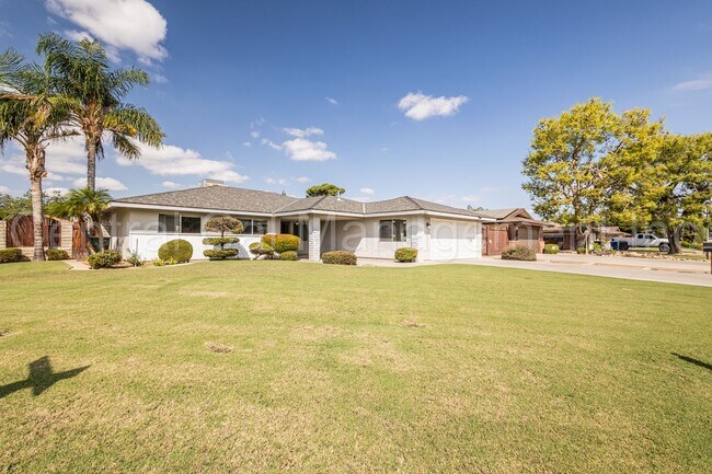 Building Photo - 3 Bedroom/2 Bath Home - $2250 per month!