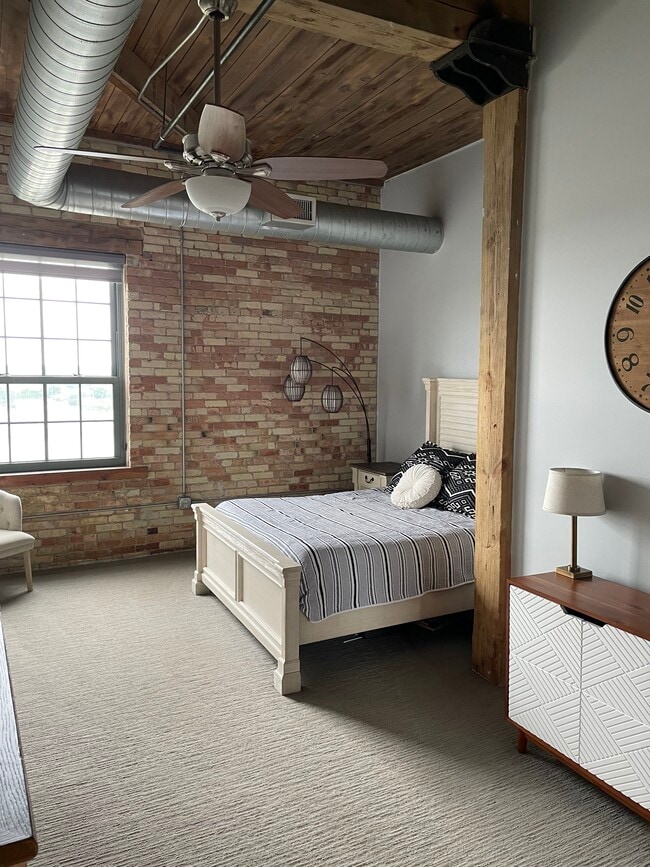 Building Photo - 940 Monroe Ave NW