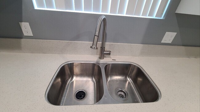 Building Photo - 32(839)