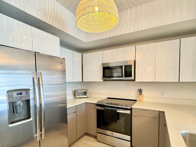 Building Photo - 321 NE 26th St