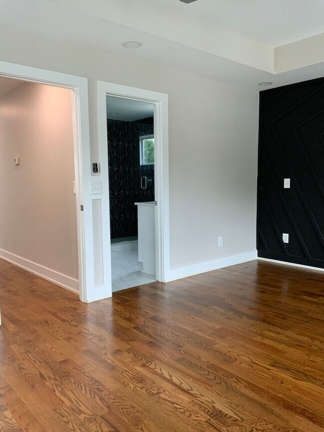 Building Photo - charming 3 bedroom, 3 bathroom home locate...