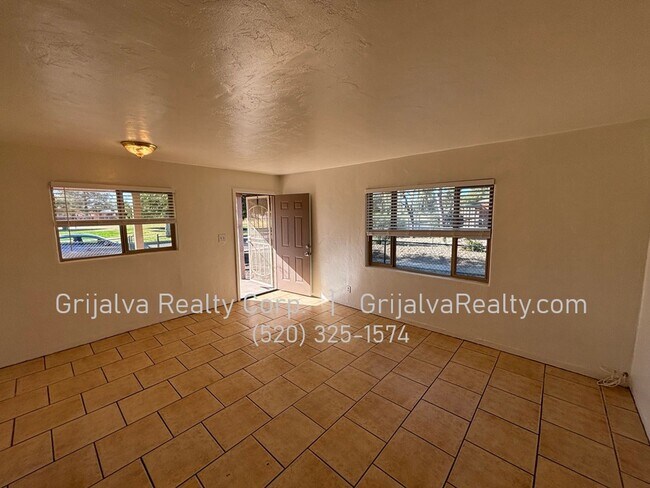 Building Photo - 4549 E Eastland St