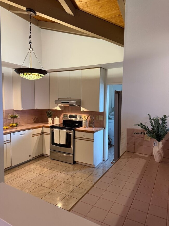 Building Photo - Beautiful 3 Bedroom / 2.5 Bathroom Home in Wailuku Heights!