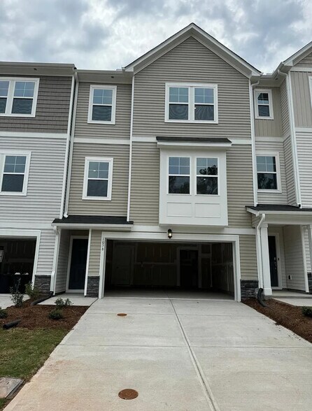 Primary Photo - 1056 Lily Loch Way