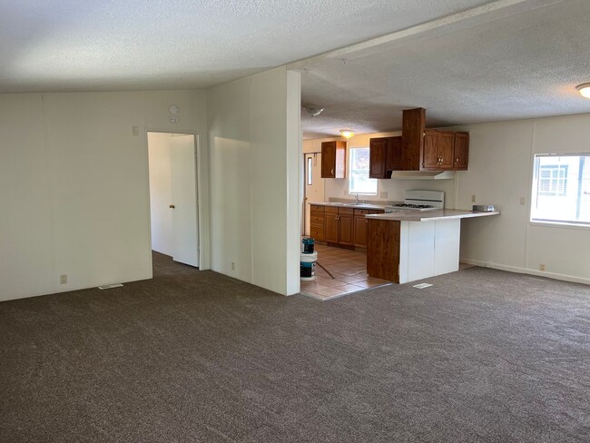 Building Photo - 3 bedroom 2 bath in Hamilton City with fru...