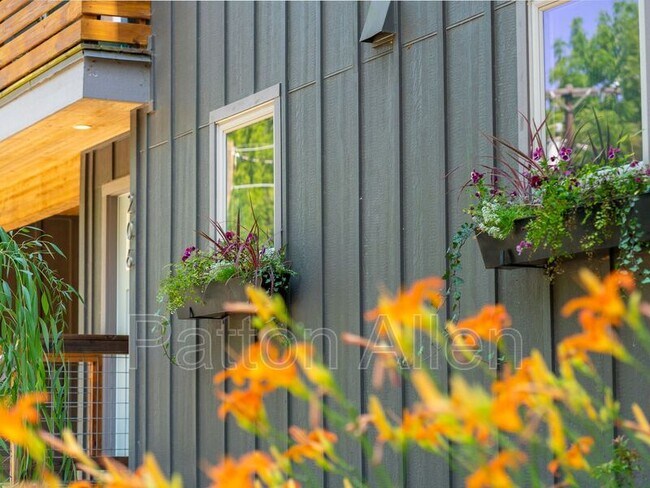 Building Photo - 206 Waynesville Ave