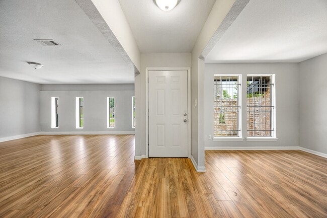 Building Photo - 5618 Briarwick Ln