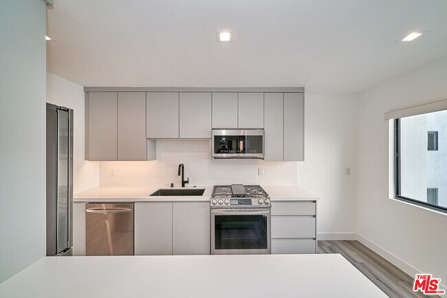 Building Photo - 145 S Maple Dr