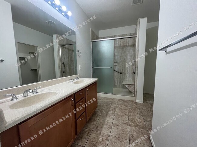 Building Photo - BEAUTIFUL 3 BEDROOM 2 BATHROOM HOUSE FOR R...