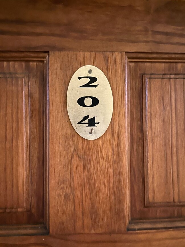 Building Photo - 1102 S Mariposa Ave