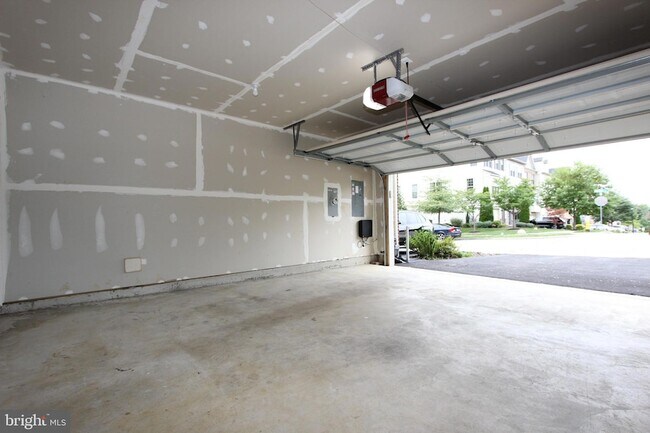 Building Photo - 325 Hersden Ln