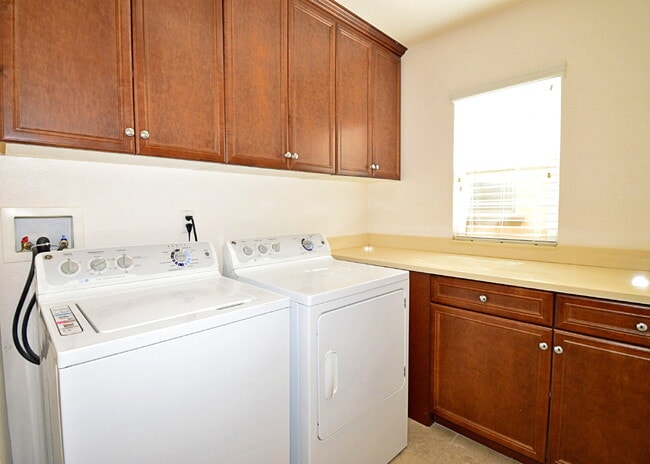 Building Photo - "Charming 3 Bed, 2.5 Bath Palm Desert Rental with Stunning Views and Modern Upgrades!"
