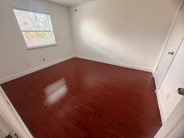 Building Photo - 1112 Park Center Ct