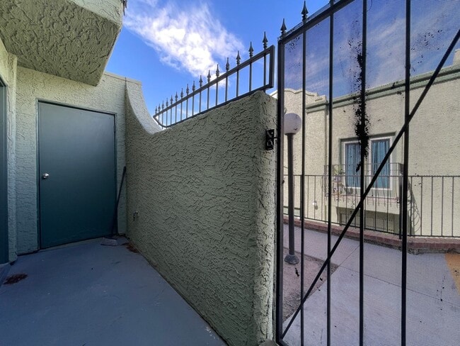 Building Photo - 2 BED 2 BATH TOWNHOUSE NEAR LAKE MEAD AND ...