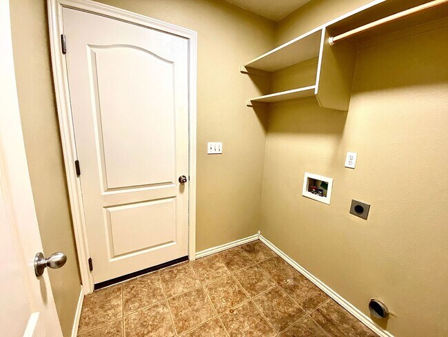 Building Photo - 3 bedroom 2 bath Walking Distance to Sage Valley Middle School