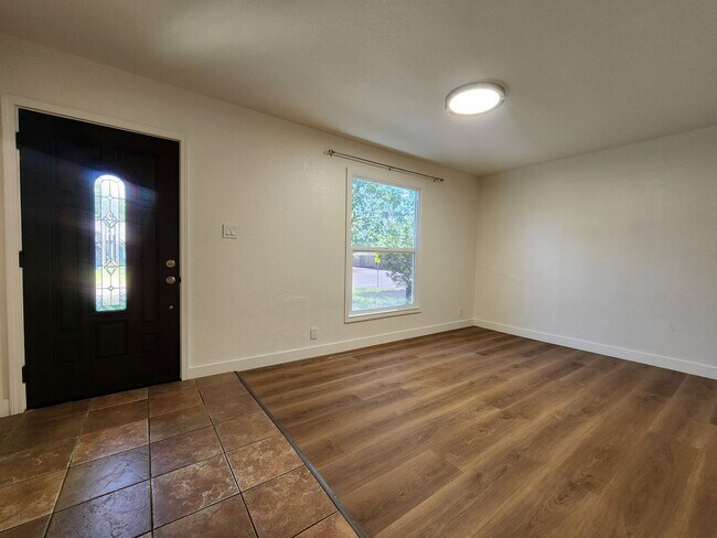 Building Photo - 3 Bedroom Home in NW Santa Rosa