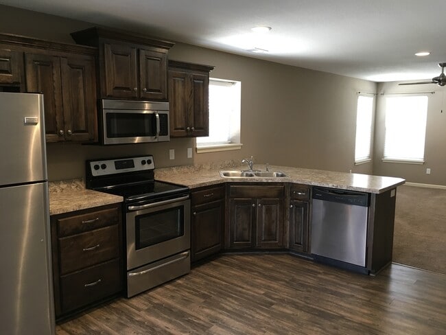 Building Photo - 2 Bed 2 Car Single Level Home in Raymore
