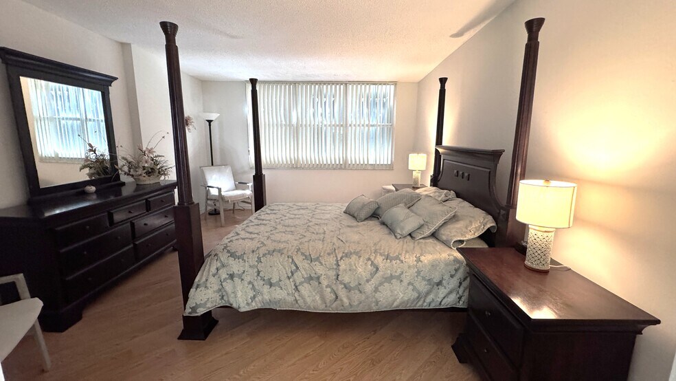 Building Photo - 328 N Ocean Blvd