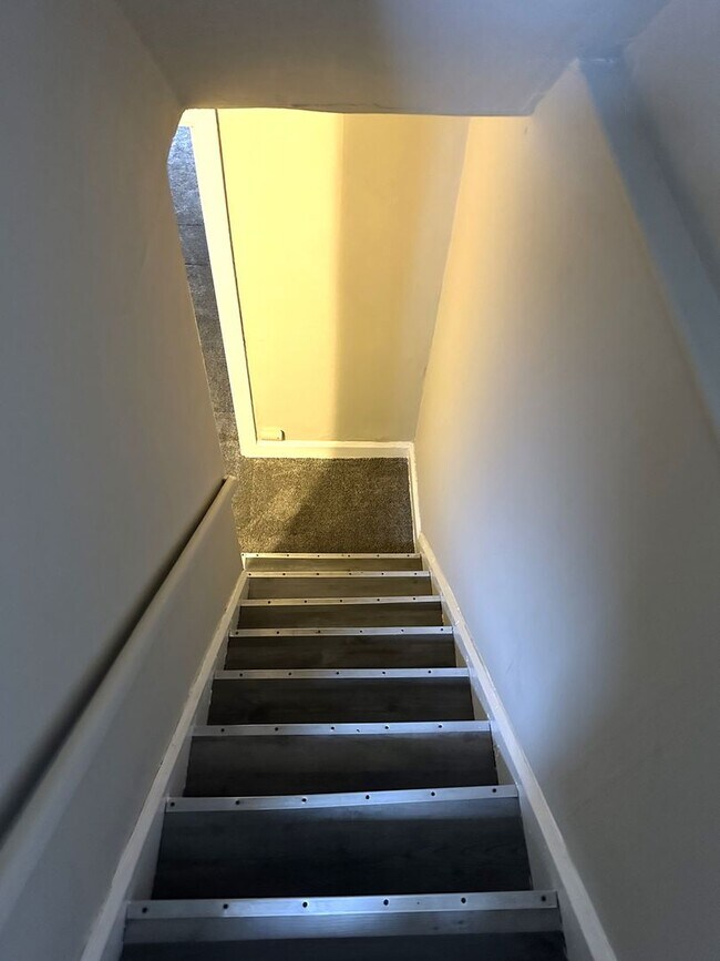 Building Photo - 425 Highland Ave