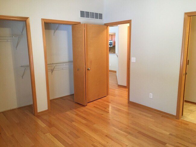 Building Photo - Adorable 2 bed 2 bath in Forest Hills Dist...