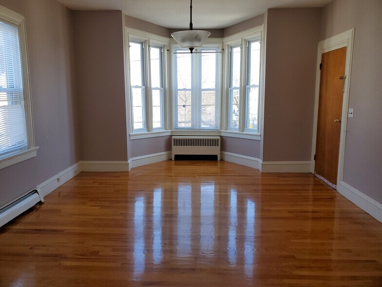 Living room - 137 Carleton St