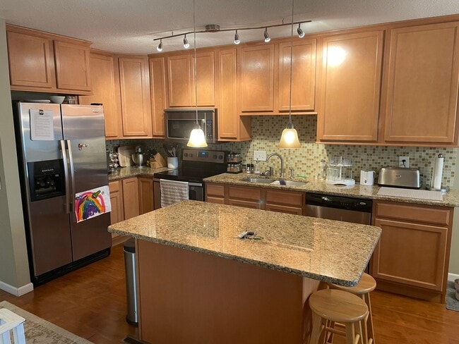 Building Photo - Beautifully updated Townhome in the West B...
