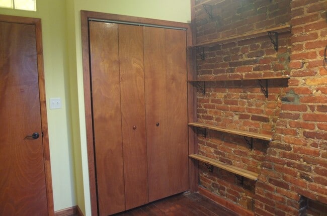 Building Photo - Beautiful Renovated Four bedroom Townhome