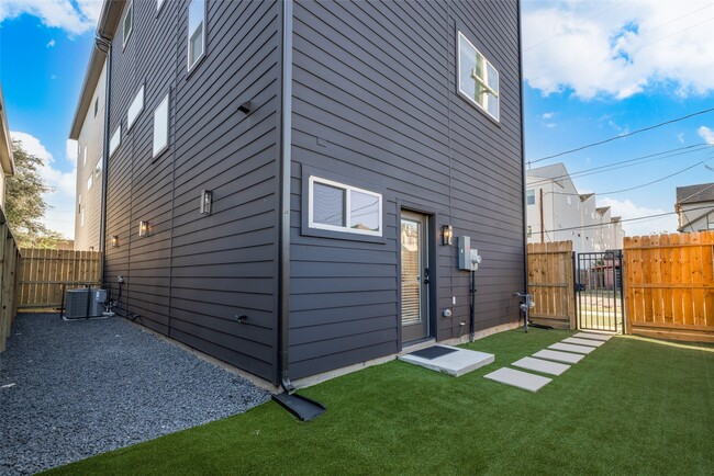 Building Photo - 412 N Nagle St