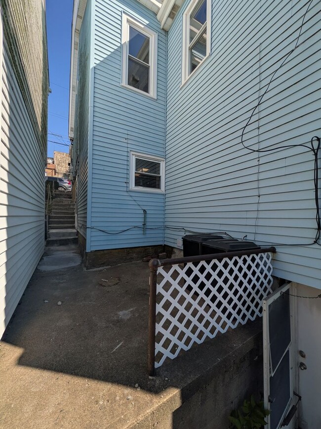 Building Photo - 1818-1820 Westmont Ave, Pittsburgh, PA 15210