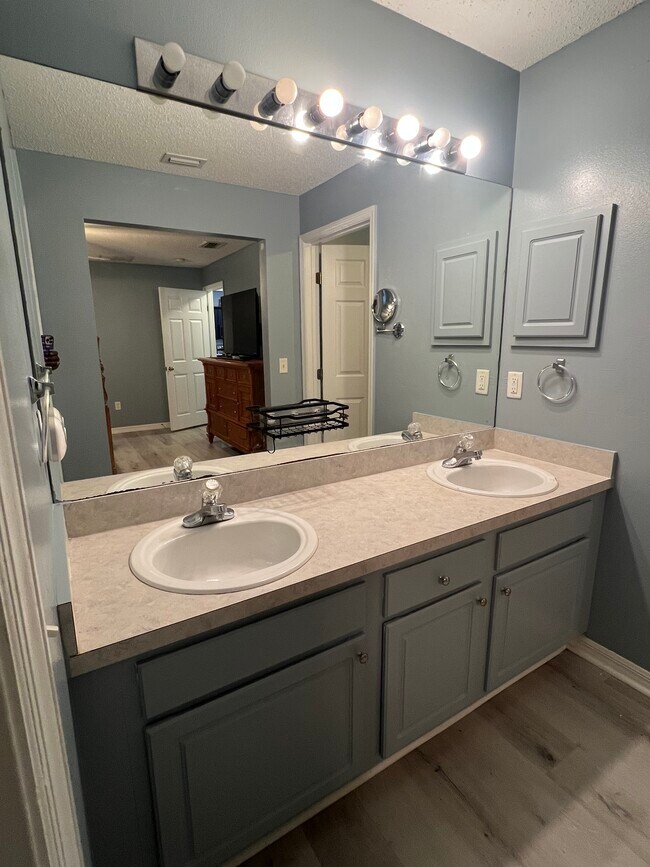 Building Photo - 701 SW Sarazen Ave