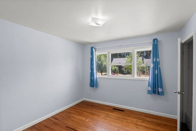 Building Photo - Charming 3-Bedroom Bungalow on Large Fenced Lot