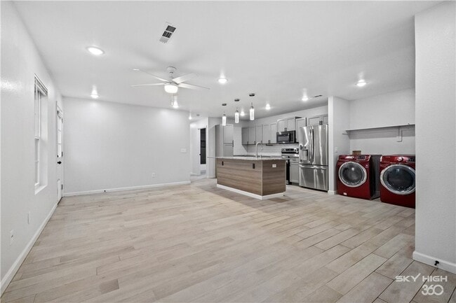 Building Photo - 731 Erika Ave