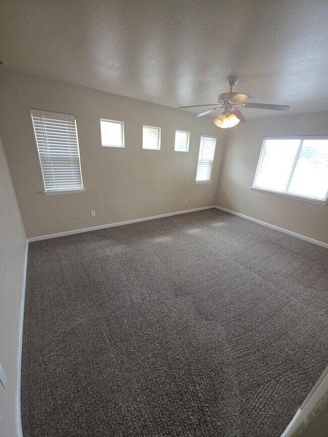 Building Photo - 3018 Oakwood Dr