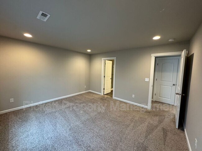 Building Photo - 4294 Andasio Loop SE
